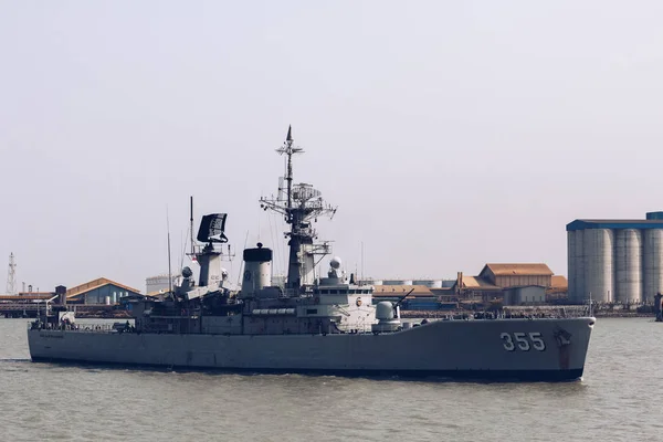 スラバヤ インドネシア 2019年4月21日 インドネシア海軍はタンジュン ペラク スラバヤ港近くのマドゥラ海峡でクリ アブドゥル ハリム ペルダナクスマ355フリゲート戦艦を航海 — ストック写真