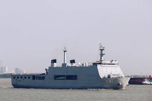 スラバヤ インドネシア 2019年4月21日 インドネシア海軍がタンジュン ペラク スラバヤ港近くのマドゥラ海峡でクリ スラバヤ591半ステルス戦艦を航海 — ストック写真