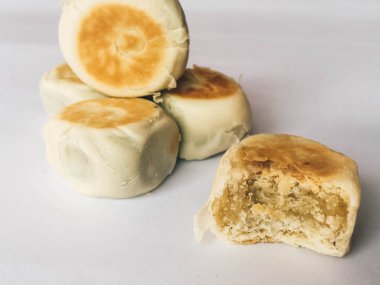 Bakpia kek, Yogyakarta beyaz arka plan üzerinde izole Endonezya Çin geleneksel pasta. bakpia pathok veya tatlı rulo