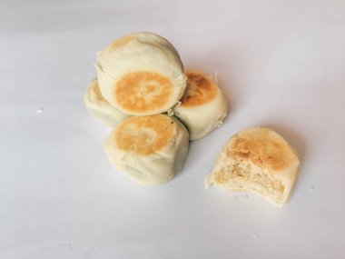 Bakpia kek, Yogyakarta beyaz arka plan üzerinde izole Endonezya Çin geleneksel pasta. bakpia pathok veya tatlı rulo