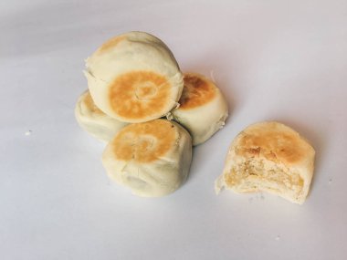 Bakpia kek, Yogyakarta beyaz arka plan üzerinde izole Endonezya Çin geleneksel pasta. bakpia pathok veya tatlı rulo