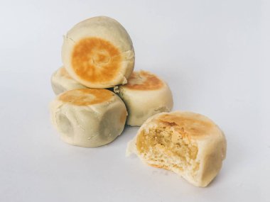 Bakpia kek, Yogyakarta beyaz arka plan üzerinde izole Endonezya Çin geleneksel pasta. bakpia pathok veya tatlı rulo