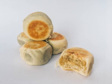 Bakpia kek, Yogyakarta beyaz arka plan üzerinde izole Endonezya Çin geleneksel pasta. bakpia pathok veya tatlı rulo