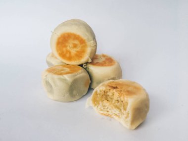 Bakpia kek, Yogyakarta beyaz arka plan üzerinde izole Endonezya Çin geleneksel pasta. bakpia pathok veya tatlı rulo