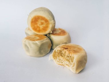 Bakpia kek, Yogyakarta beyaz arka plan üzerinde izole Endonezya Çin geleneksel pasta. bakpia pathok veya tatlı rulo