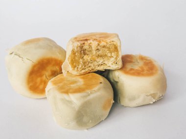 Bakpia kek, Yogyakarta beyaz arka plan üzerinde izole Endonezya Çin geleneksel pasta. bakpia pathok veya tatlı rulo