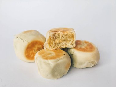 Bakpia kek, Yogyakarta beyaz arka plan üzerinde izole Endonezya Çin geleneksel pasta. bakpia pathok veya tatlı rulo