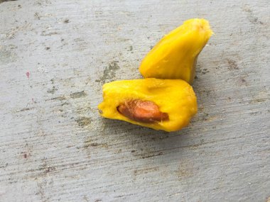 Artocarpus Integer veya Cempedak meyve si tohumu ile yakın çekim, Tatlı Tropikal meyveler ahşap arka plan üzerinde izole.