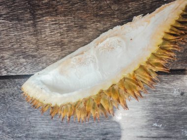 Ahşap masada izole boş Durian meyve kabuğu