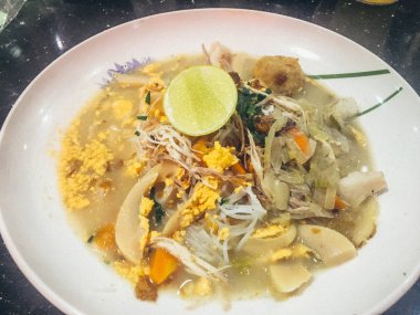 geleneksel Endonezya çanak kireç ile beyaz tabakta servis