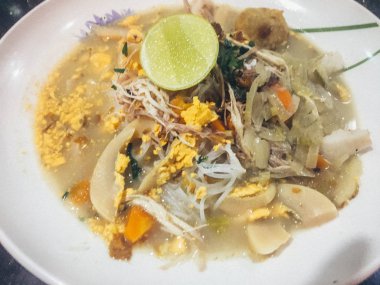 geleneksel Endonezya çanak kireç ile beyaz tabakta servis