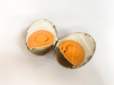 Telur asin Asap veya Füme tuzlu yumurta beyaz arka plan üzerinde izole. endonezya gıda mutfak, siyah renk füme tuzlu yumurta. Endonezya mutfağı