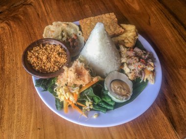 Java geleneksel gıda nasi tumpeng veya Endonezya nasi campur veya tumpeng pirinç, sambal matah, tuzlu yumurta, karışık sebze veya pecel, tofu ve tempeh ile karışık pirinç. Geleneksel Endonezya mutfak gıda