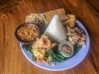 Java geleneksel gıda nasi tumpeng veya Endonezya nasi campur veya tumpeng pirinç, sambal matah, tuzlu yumurta, karışık sebze veya pecel, tofu ve tempeh ile karışık pirinç. Geleneksel Endonezya mutfak gıda