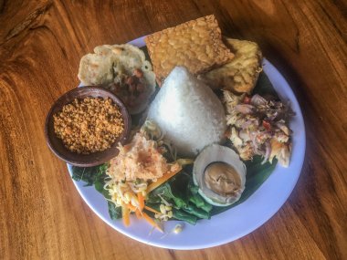 Java geleneksel gıda nasi tumpeng veya Endonezya nasi campur veya tumpeng pirinç, sambal matah, tuzlu yumurta, karışık sebze veya pecel, tofu ve tempeh ile karışık pirinç. Geleneksel Endonezya mutfak gıda