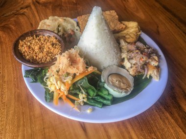 Java geleneksel gıda nasi tumpeng veya Endonezya nasi campur veya tumpeng pirinç, sambal matah, tuzlu yumurta, karışık sebze veya pecel, tofu ve tempeh ile karışık pirinç. Geleneksel Endonezya mutfak gıda