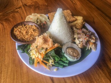 Java geleneksel gıda nasi tumpeng veya Endonezya nasi campur veya tumpeng pirinç, sambal matah, tuzlu yumurta, karışık sebze veya pecel, tofu ve tempeh ile karışık pirinç. Geleneksel Endonezya mutfak gıda