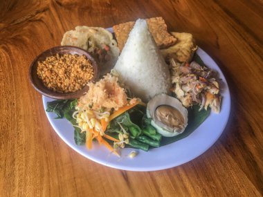 Java geleneksel gıda nasi tumpeng veya Endonezya nasi campur veya tumpeng pirinç, sambal matah, tuzlu yumurta, karışık sebze veya pecel, tofu ve tempeh ile karışık pirinç. Geleneksel Endonezya mutfak gıda