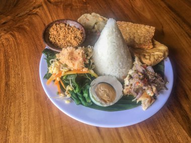 Java geleneksel gıda nasi tumpeng veya Endonezya nasi campur veya tumpeng pirinç, sambal matah, tuzlu yumurta, karışık sebze veya pecel, tofu ve tempeh ile karışık pirinç. Geleneksel Endonezya mutfak gıda