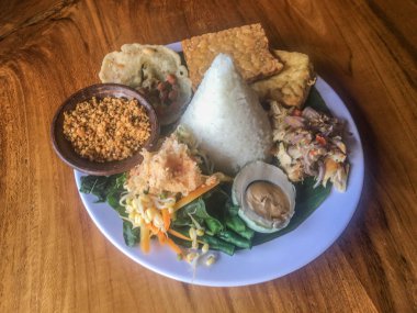 Java geleneksel gıda nasi tumpeng veya Endonezya nasi campur veya tumpeng pirinç, sambal matah, tuzlu yumurta, karışık sebze veya pecel, tofu ve tempeh ile karışık pirinç. Geleneksel Endonezya mutfak gıda