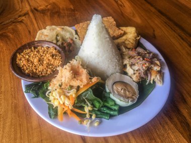 Java geleneksel gıda nasi tumpeng veya Endonezya nasi campur veya tumpeng pirinç, sambal matah, tuzlu yumurta, karışık sebze veya pecel, tofu ve tempeh ile karışık pirinç. Geleneksel Endonezya mutfak gıda