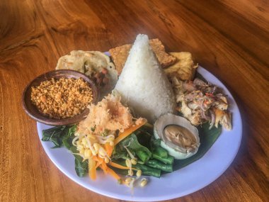 Java geleneksel gıda nasi tumpeng veya Endonezya nasi campur veya tumpeng pirinç, sambal matah, tuzlu yumurta, karışık sebze veya pecel, tofu ve tempeh ile karışık pirinç. Geleneksel Endonezya mutfak gıda