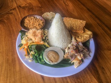 Java geleneksel gıda nasi tumpeng veya Endonezya nasi campur veya tumpeng pirinç, sambal matah, tuzlu yumurta, karışık sebze veya pecel, tofu ve tempeh ile karışık pirinç. Geleneksel Endonezya mutfak gıda