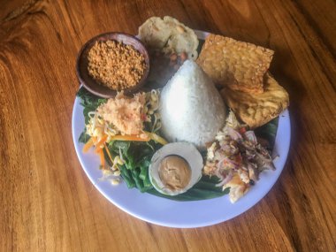 Java geleneksel gıda nasi tumpeng veya Endonezya nasi campur veya tumpeng pirinç, sambal matah, tuzlu yumurta, karışık sebze veya pecel, tofu ve tempeh ile karışık pirinç. Geleneksel Endonezya mutfak gıda