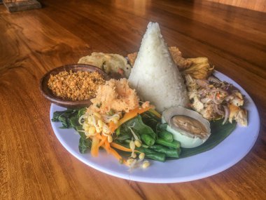 Java geleneksel gıda nasi tumpeng veya Endonezya nasi campur veya tumpeng pirinç, sambal matah, tuzlu yumurta, karışık sebze veya pecel, tofu ve tempeh ile karışık pirinç. Geleneksel Endonezya mutfak gıda