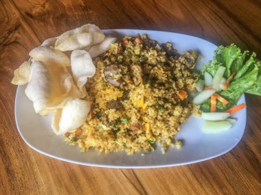 ahşap masada izole kraker ile Endonezya özel kızarmış pilav oryantal gıda plaka