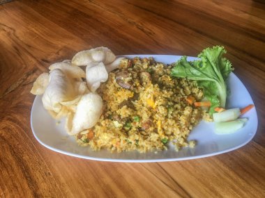 ahşap masada izole kraker ile Endonezya özel kızarmış pilav oryantal gıda plaka