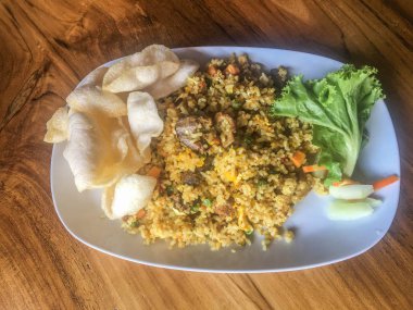 ahşap masada izole kraker ile Endonezya özel kızarmış pilav oryantal gıda plaka