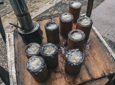 Lezzetli Kue Putu veya Putu Kek Pişirme. Java'dan Endonezya geleneksel gıda veya aperatif. Pirinç unu, esmer şeker, palmiye şekeri ve hindistan cevizinden yapılmıştır.