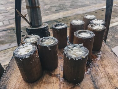 Lezzetli Kue Putu veya Putu Kek Pişirme. Java'dan Endonezya geleneksel gıda veya aperatif. Pirinç unu, esmer şeker, palmiye şekeri ve hindistan cevizinden yapılmıştır.