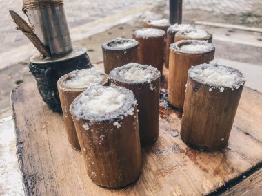 Lezzetli Kue Putu veya Putu Kek Pişirme. Java'dan Endonezya geleneksel gıda veya aperatif. Pirinç unu, esmer şeker, palmiye şekeri ve hindistan cevizinden yapılmıştır.