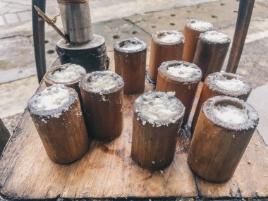 Lezzetli Kue Putu veya Putu Kek Pişirme. Java'dan Endonezya geleneksel gıda veya aperatif. Pirinç unu, esmer şeker, palmiye şekeri ve hindistan cevizinden yapılmıştır.