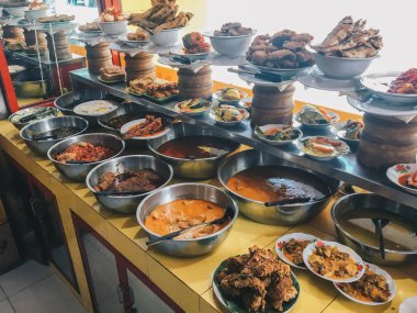 Warung Nasi Padang, Padang pirinç köri Endonezya ile ilişkili olmak için en ünlü yemekler, pirinç ve yan yemekler, Padang aslen bir karışımı. Endonezya Mutfak Gıda