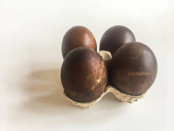 Telur Asin Asap Veya Füme Tuzlu Yumurta Beyaz Arka Plan — Stok fotoğraf