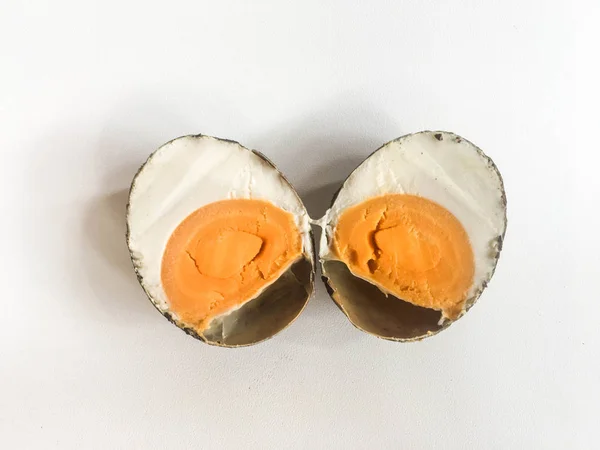 テルル アシン アシン アサップまたはスモーク塩漬け卵を白い背景に分離 インドネシアからの食べ物料理 黒色スモーク塩漬け卵 インドネシア料理 — ストック写真