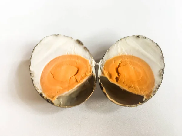 テルル アシン アシン アサップまたはスモーク塩漬け卵を白い背景に分離 インドネシアからの食べ物料理 黒色スモーク塩漬け卵 インドネシア料理 — ストック写真
