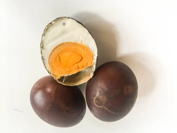Telur Asin Asap Ovos Salgados Defumados Isolados Sobre Fundo Branco — Fotografia de Stock