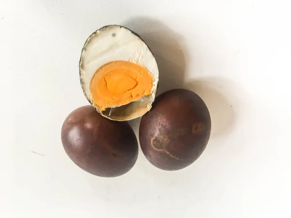 Telur Asin Asap Gerookte Gezouten Eieren Geïsoleerd Witte Achtergrond Eten — Stockfoto