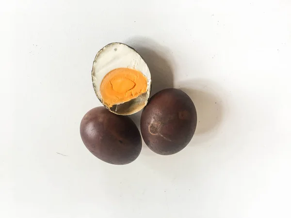Telur Asin Huevos Salados Asap Ahumados Aislados Sobre Fondo Blanco —  Fotos de Stock