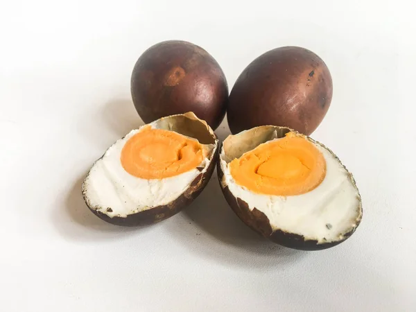 テルル アシン アシン アサップまたはスモーク塩漬け卵は 白い背景に分離しました インドネシアからの食べ物 黒色スモーク塩漬け卵 インドネシア料理 — ストック写真