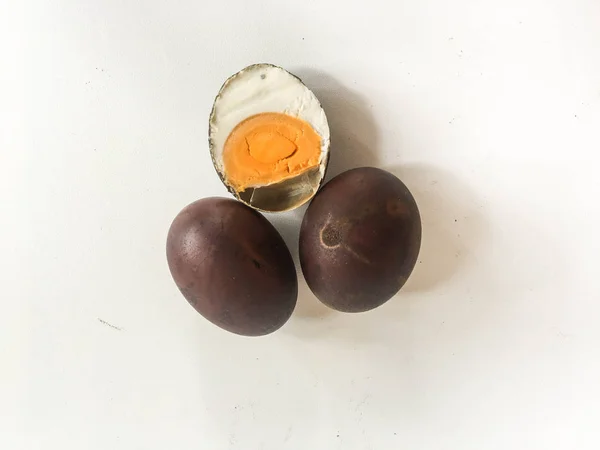 Telur Asin Huevos Salados Asap Ahumados Aislados Sobre Fondo Blanco —  Fotos de Stock