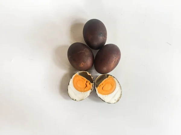 Telur Asin Asap Ovos Salgados Defumados Isolados Sobre Fundo Branco — Fotografia de Stock