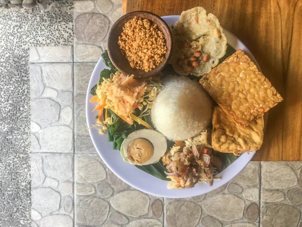 Tradiční Jídlo Java Nasi Tumpeng Nebo Indonéský Kemp Nasi Nebo — Stock fotografie