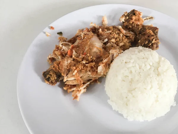 Ayam Geprek Eller Kryddig Kyckling Krossa Med Chili Och Vitlök — Stockfoto