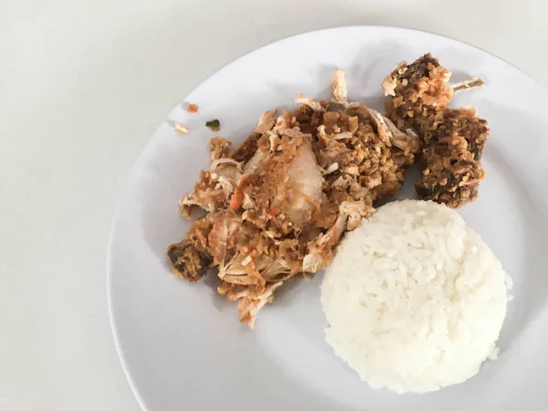 Geprek Ayam Schiacciata Pollo Piccante Con Peperoncino Aglio Piatto Bianco — Foto Stock