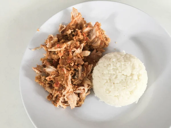 Geprek Ayam Schiacciata Pollo Piccante Con Peperoncino Aglio Piatto Bianco — Foto Stock